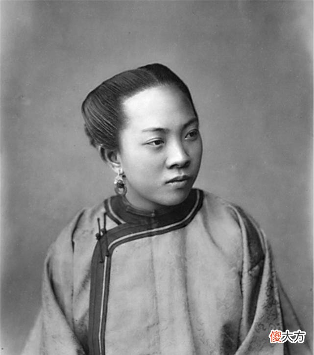 【爱历史】老照片：这才是身穿满服的清朝女子，原来清宫剧都是骗人的