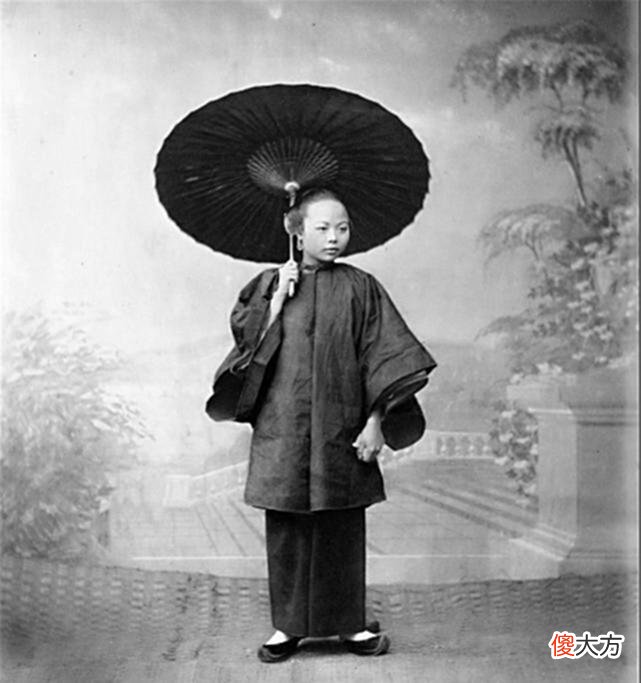 【爱历史】老照片：这才是身穿满服的清朝女子，原来清宫剧都是骗人的