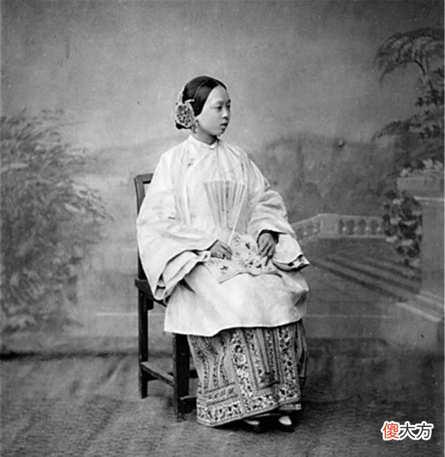 【爱历史】老照片：这才是身穿满服的清朝女子，原来清宫剧都是骗人的