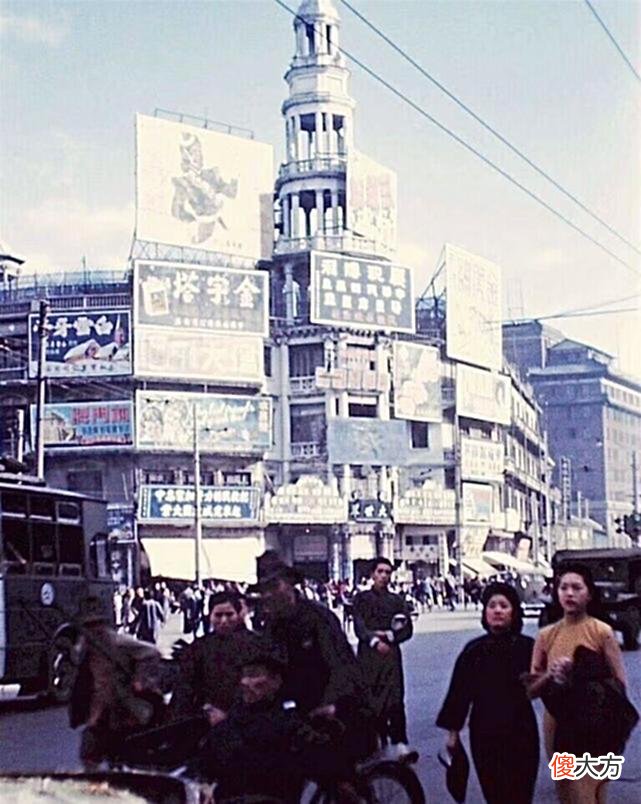 【历史故事】1945年光复后的上海老照片：商铺插着国旗，小汽车排成长龙
