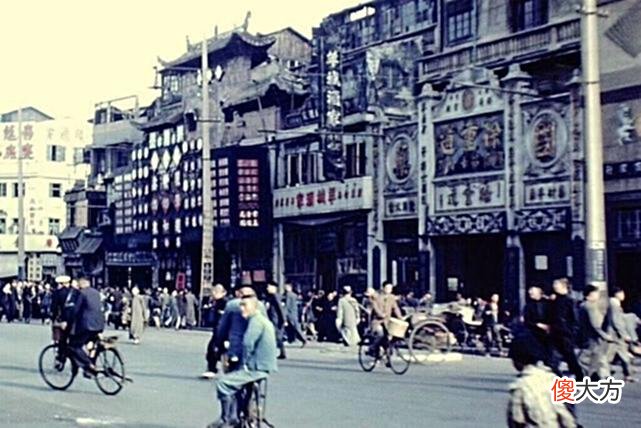 【历史故事】1945年光复后的上海老照片：商铺插着国旗，小汽车排成长龙