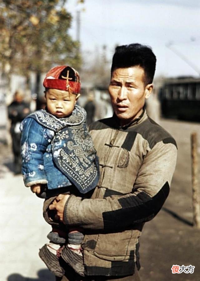 【历史故事】1945年光复后的上海老照片：商铺插着国旗，小汽车排成长龙