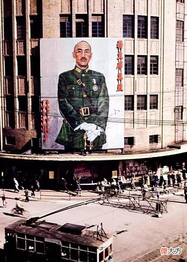 【历史故事】1945年光复后的上海老照片：商铺插着国旗，小汽车排成长龙