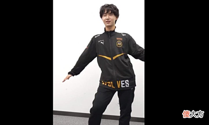 【游戏迷】Fly变身王心凌男孩,直播时跳起猛男热舞,差点被律师函警告
