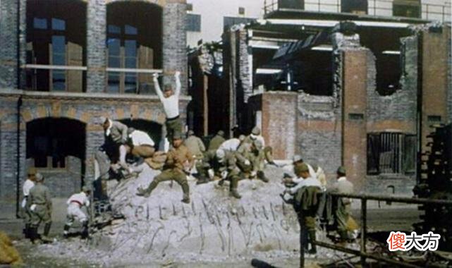 【爱历史】老照片：1945年的上海记忆，投降的日本兵拆除街边的碉堡