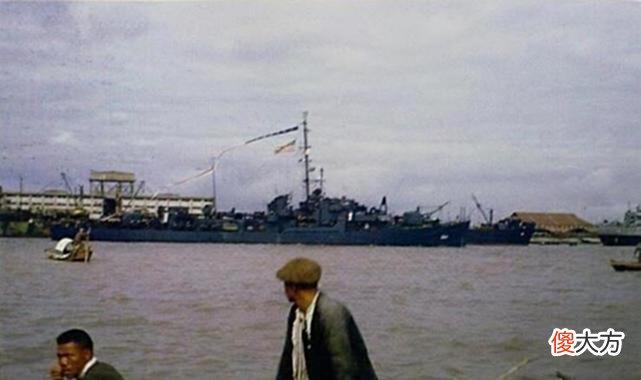 【爱历史】老照片：1945年的上海记忆，投降的日本兵拆除街边的碉堡