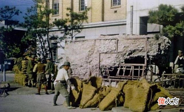 【爱历史】老照片：1945年的上海记忆，投降的日本兵拆除街边的碉堡