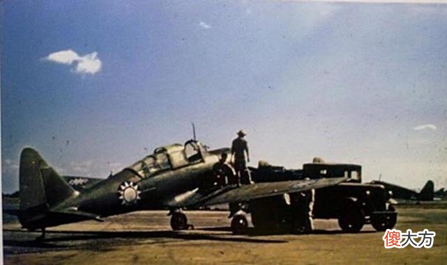 【爱历史】老照片：1945年的上海记忆，投降的日本兵拆除街边的碉堡