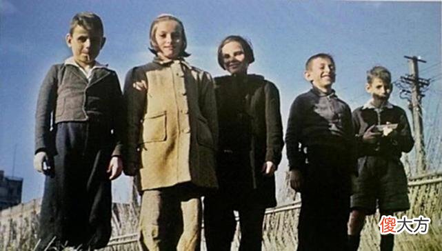 【爱历史】老照片：1945年的上海记忆，投降的日本兵拆除街边的碉堡