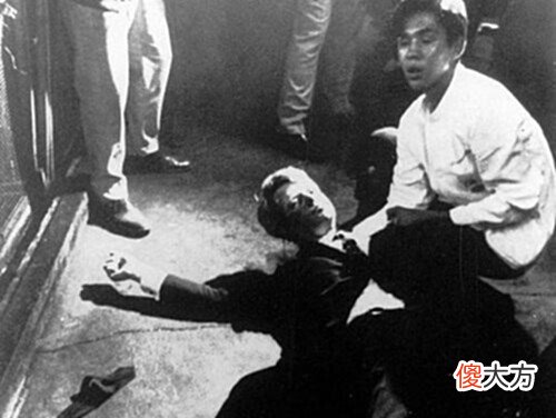 【爱历史】小肯尼迪:3岁死了父亲,8岁死了叔叔,39岁和怀孕的妻子葬身海底