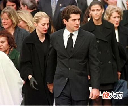 【爱历史】小肯尼迪:3岁死了父亲,8岁死了叔叔,39岁和怀孕的妻子葬身海底