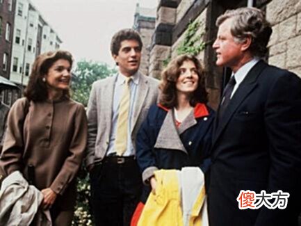 【爱历史】小肯尼迪:3岁死了父亲,8岁死了叔叔,39岁和怀孕的妻子葬身海底
