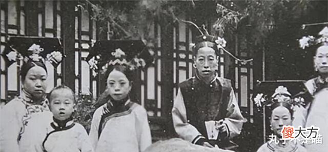 【历史故事】清朝地位最高的丫鬟,她坐在桌子旁吃饭,皇后嫔妃都得站着