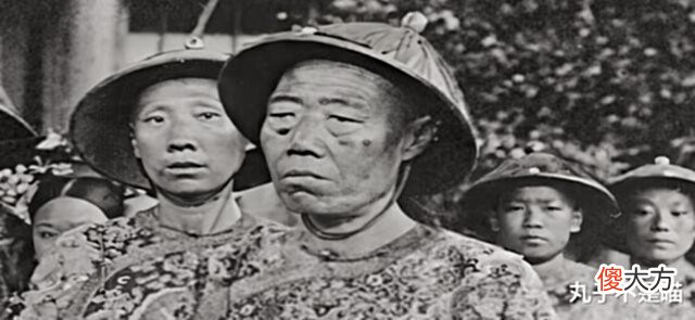 【历史故事】清朝地位最高的丫鬟,她坐在桌子旁吃饭,皇后嫔妃都得站着