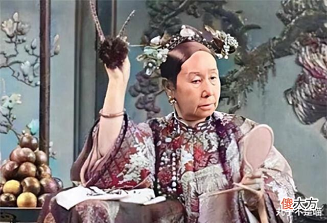 【历史故事】清朝地位最高的丫鬟,她坐在桌子旁吃饭,皇后嫔妃都得站着