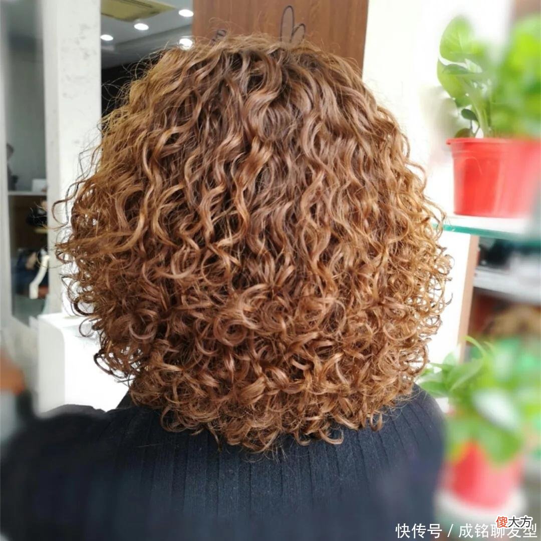 【时尚一点】奔五的女人尽量别留这几种短发，很土！推荐6款发型，减龄又时尚