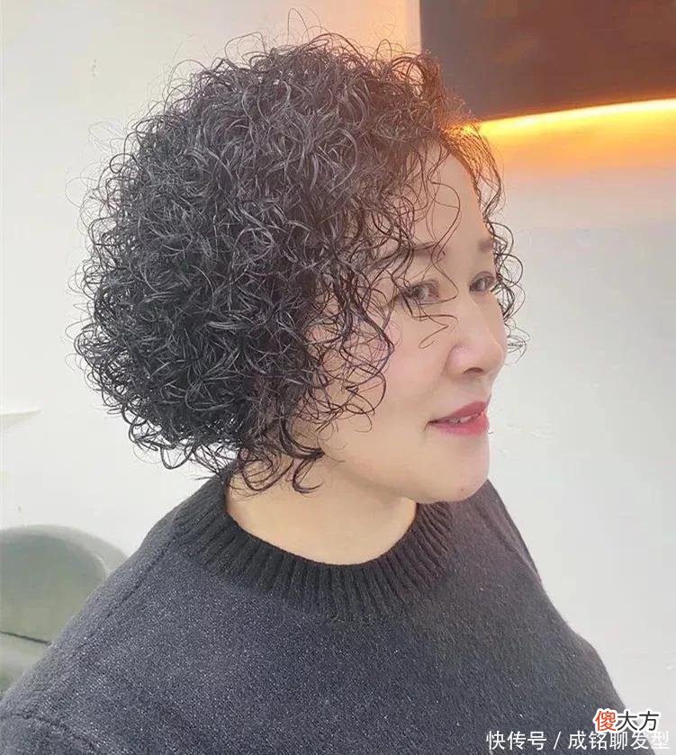 【时尚一点】奔五的女人尽量别留这几种短发，很土！推荐6款发型，减龄又时尚