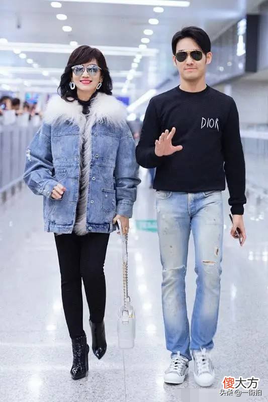【就爱时尚】赵雅芝带儿子走机场，铅笔裤秀美腿，和儿子同框似姐弟