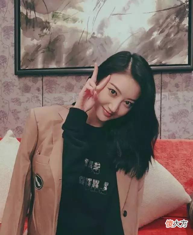 【时尚一点】景甜晒自拍pose太帅了，网友：这身装扮真大佬