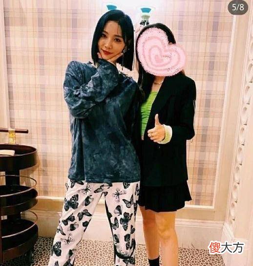 【时尚一点】庆功宴上最有钱的她，穿着朴素和低调，网友：有些想不到啊