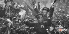【爱历史】1957年，河南一清洁工被邀请到中南海，主席亲自接见：你还活着