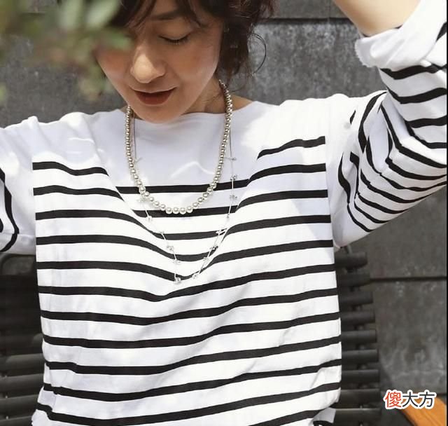 【就爱时尚】53岁日本主妇，凭着极简“黑白灰”搭配，穿出中年女人的优雅体面