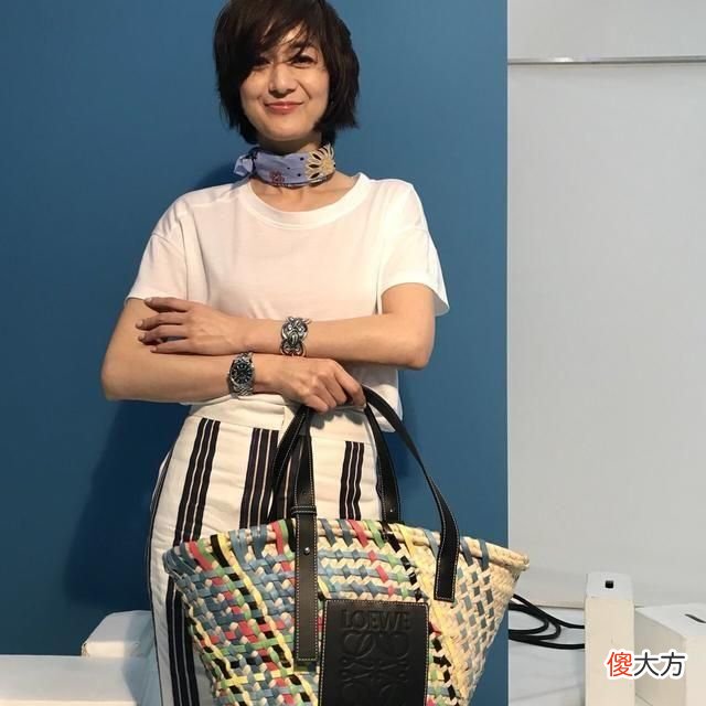 【就爱时尚】53岁日本主妇，凭着极简“黑白灰”搭配，穿出中年女人的优雅体面