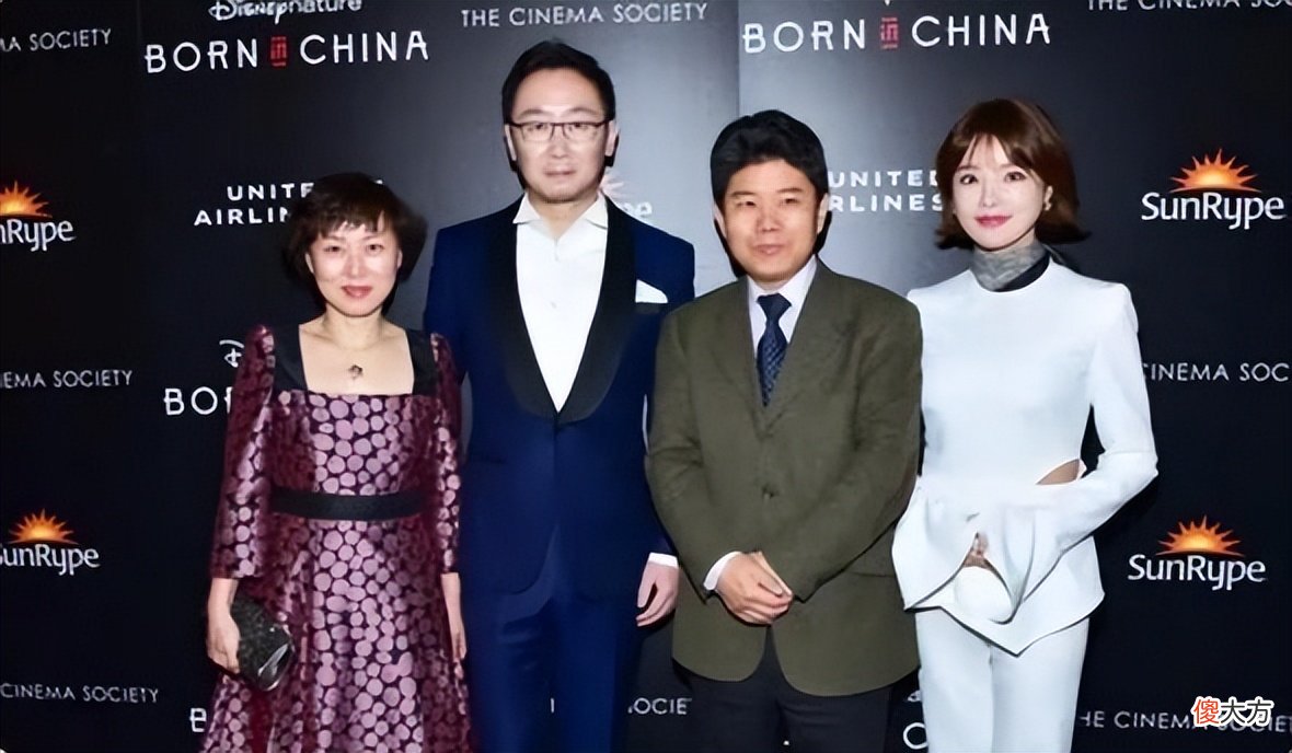 【就爱时尚】陆川妻子也太美了，穿白色镂空套装知性大方，看得出身材挺纤细