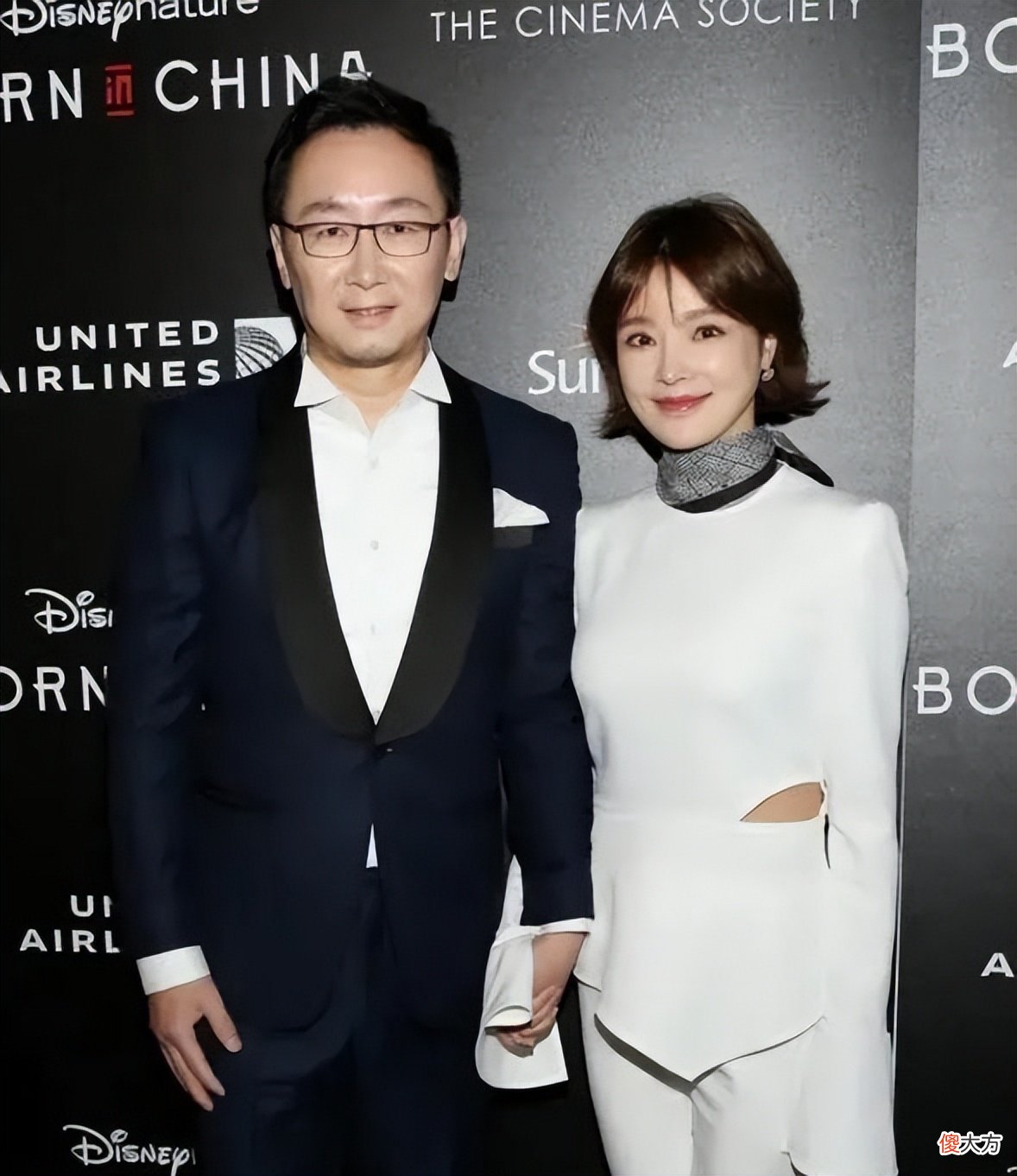 【就爱时尚】陆川妻子也太美了，穿白色镂空套装知性大方，看得出身材挺纤细