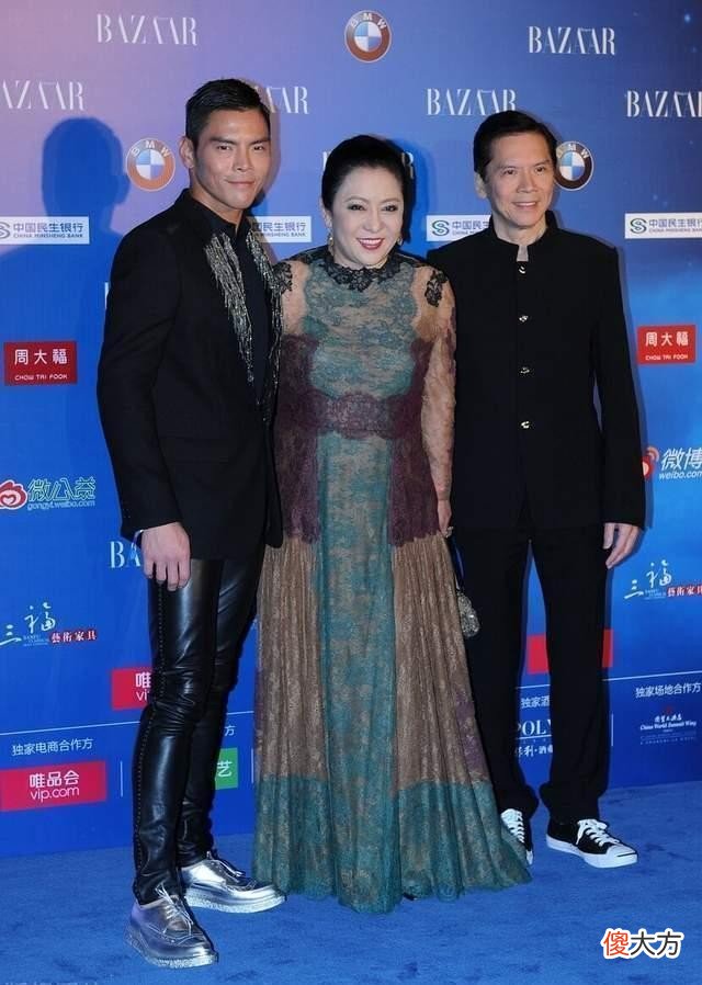 【就爱时尚】向太和阔太名媛同框站C位，穿印花裙富态大气，短发看着气场十足