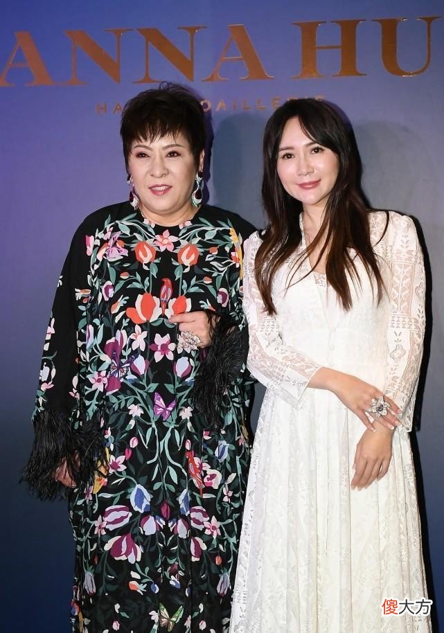 【就爱时尚】向太和阔太名媛同框站C位，穿印花裙富态大气，短发看着气场十足