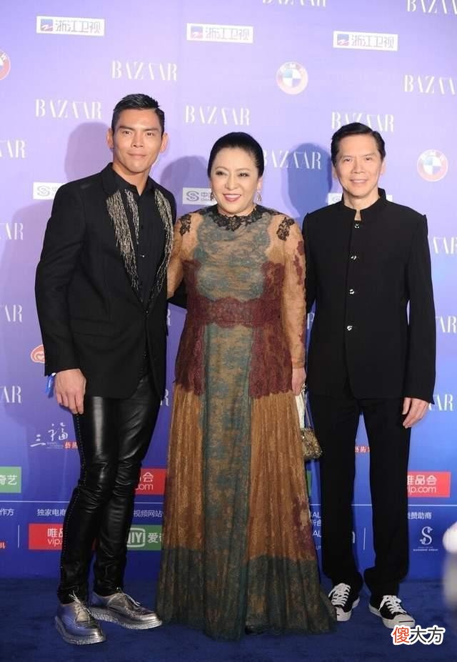 【就爱时尚】向太和阔太名媛同框站C位，穿印花裙富态大气，短发看着气场十足