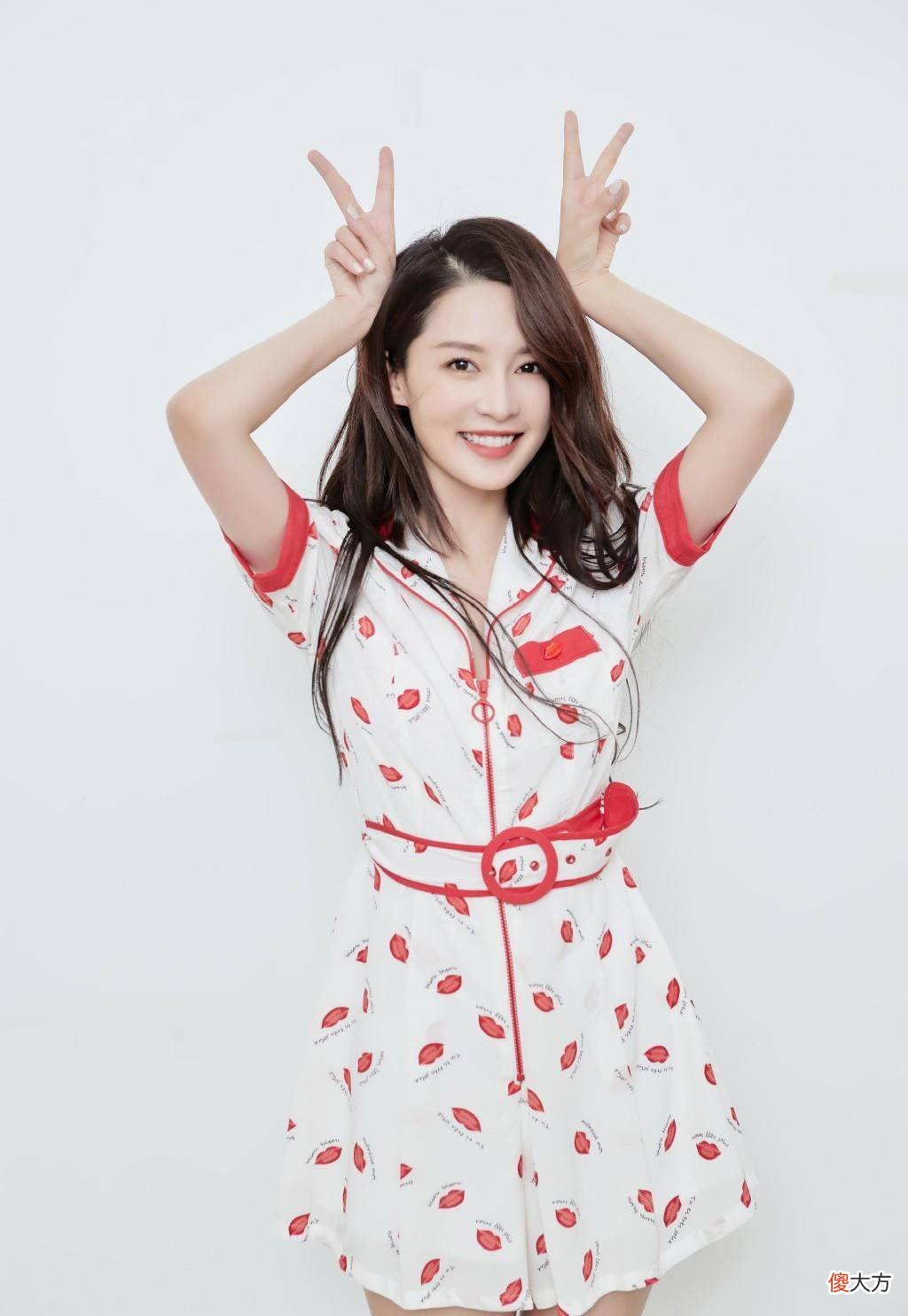 【时尚一点】简约淑女的穿搭，让衣服带着更加炙热的色彩，让衣服带着青春气息