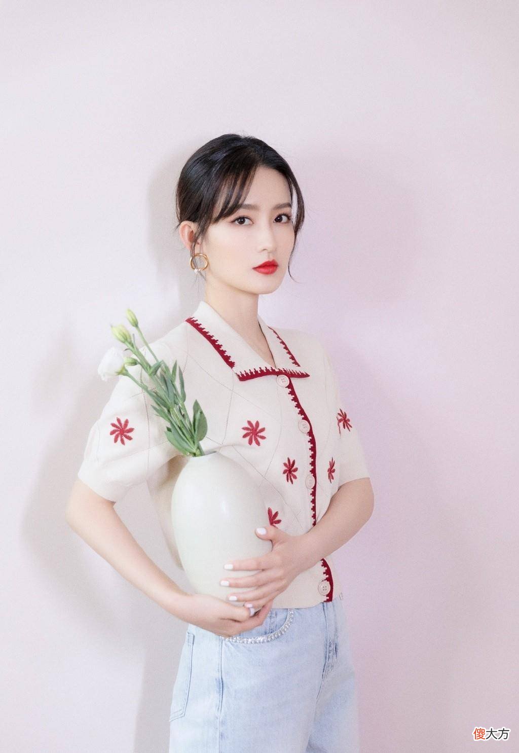 【时尚一点】简约淑女的穿搭，让衣服带着更加炙热的色彩，让衣服带着青春气息