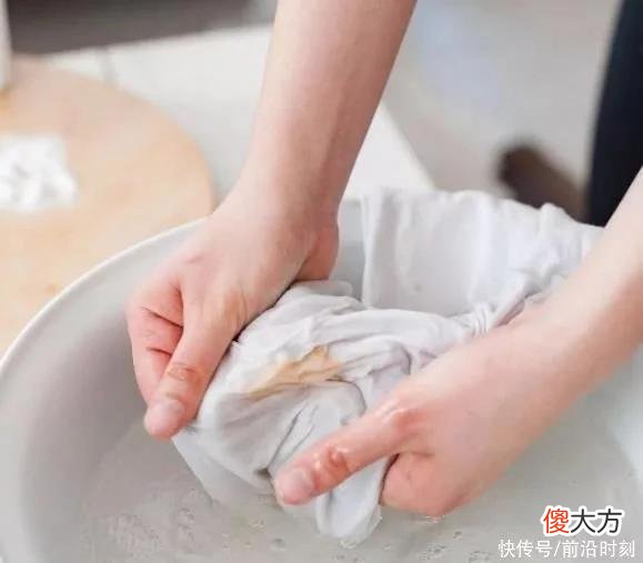 【时尚一点】衣服发黄发旧，你还在用漂白水吗?教你一招，洗完和新的一样洁白