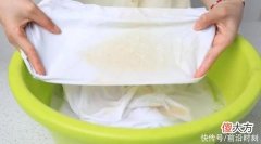 【时尚一点】衣服发黄发旧，你还在用漂白水吗?教你一招，洗完和新的一样洁白