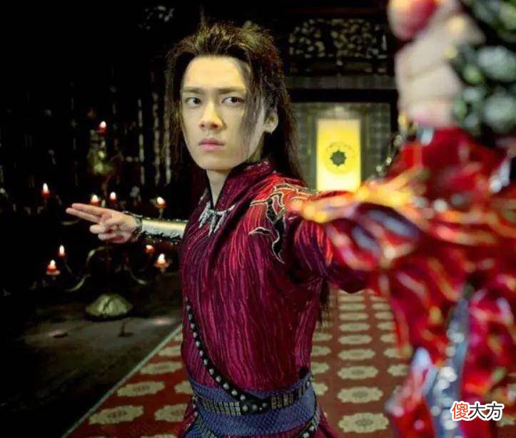 【就爱时尚】古装剧中的红衣造型，成毅少了点柔弱的破碎感，李易峰消化很好
