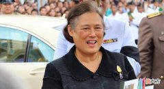 【时尚一点】诗琳通公主彻底放飞自我，穿七彩雨衣和卡通花衬衫，毫不在意形象