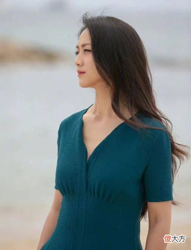 【就爱时尚】汤唯在戛纳海边拍写真！穿v领针织裙意外暴露赘肉还好气质出众