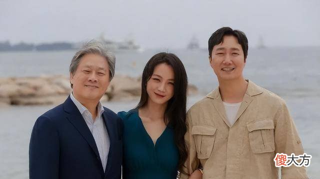 【就爱时尚】汤唯在戛纳海边拍写真！穿v领针织裙意外暴露赘肉还好气质出众
