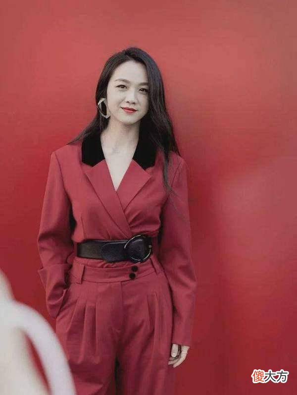 【就爱时尚】不同于其他女明星的礼服，汤唯也经常穿针织衫出场