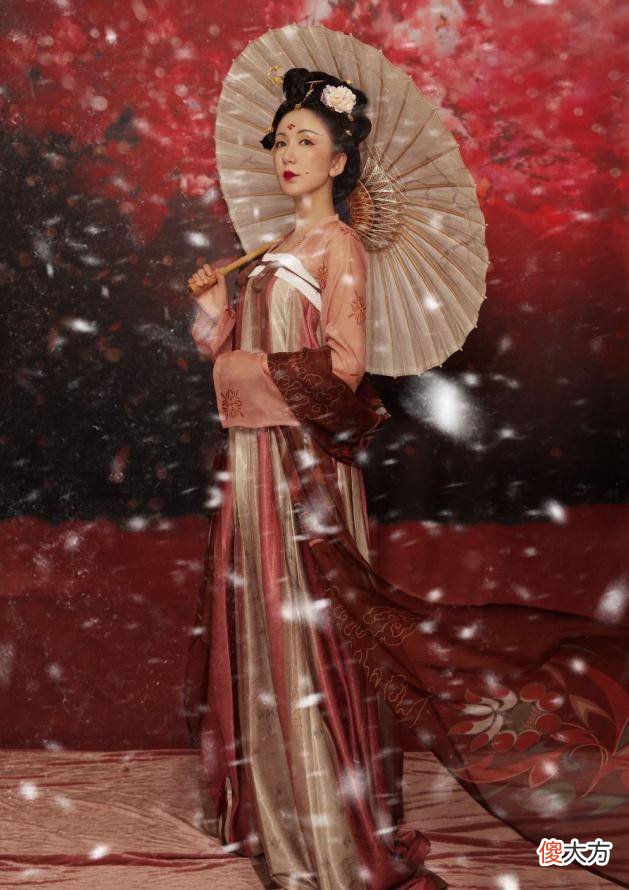 【时尚一点】娄艺潇穿搭国风汉服惊艳走红毯，网友：华流才是顶流，国潮才是潮