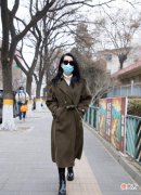 【就爱时尚】呢子大衣与中年女性的穿搭风完美契合，展现成熟高级穿搭魅力