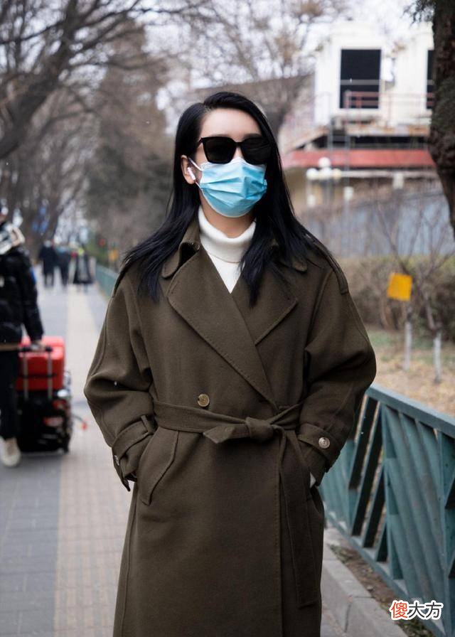 【就爱时尚】呢子大衣与中年女性的穿搭风完美契合,展现成熟高级穿搭魅力