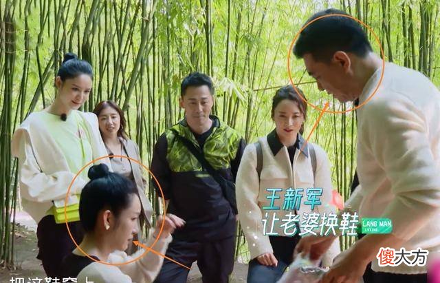 【就爱时尚】秦海璐穿搭技巧：小黑裙的减龄效果一定是你的不二选择