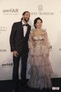 【就爱时尚】何超琼和邓文迪的粉色裙装怎么穿才能显得高级又大方？