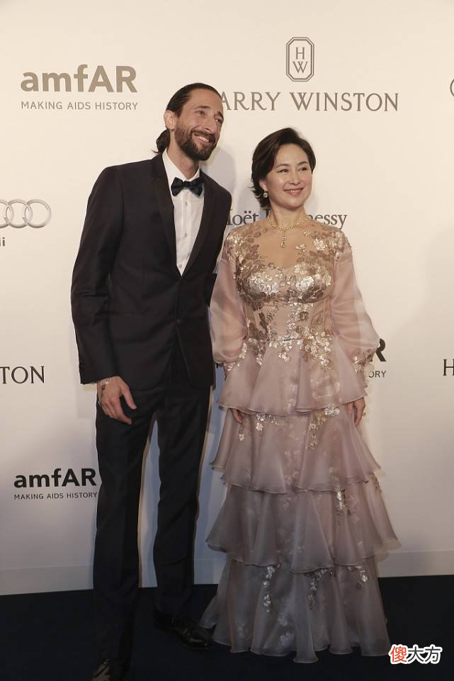 【就爱时尚】何超琼和邓文迪的粉色裙装怎么穿才能显得高级又大方？