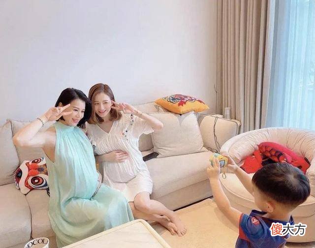 【就爱时尚】胡杏儿孕期穿搭很有特点，大红色长裙搭配红唇造型，依旧抢眼