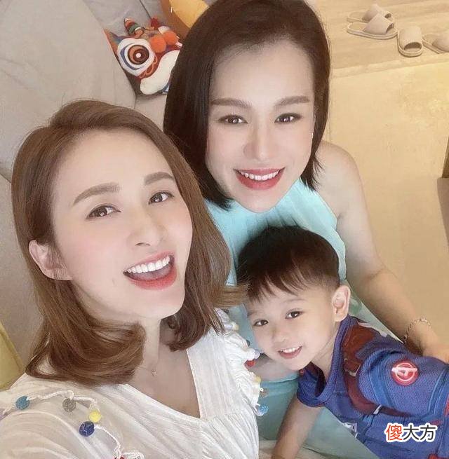 【就爱时尚】胡杏儿孕期穿搭很有特点，大红色长裙搭配红唇造型，依旧抢眼