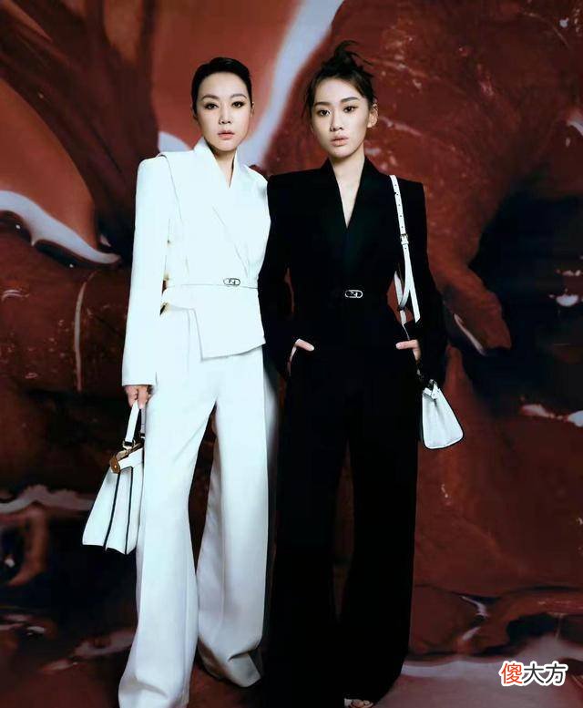 【时尚一点】闫妮母女罕见合体拍大片儿,女儿长成妈妈翻版,气场却不如妈妈
